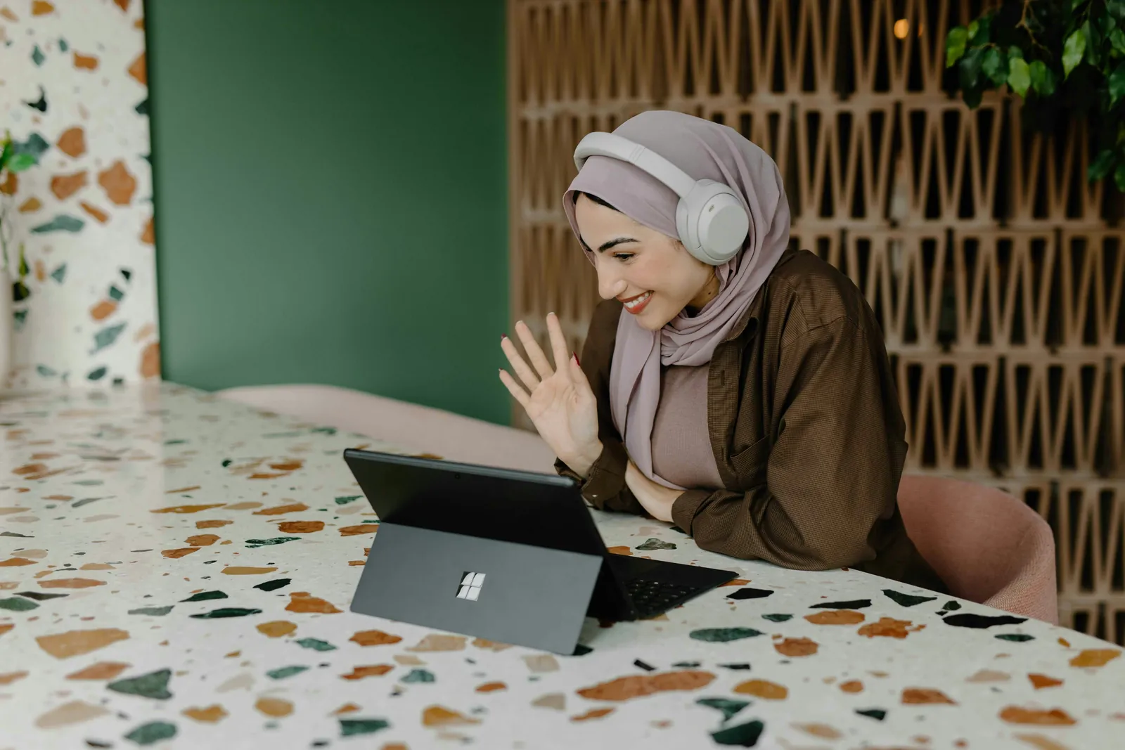 A mentor and mentee talking over a laptop